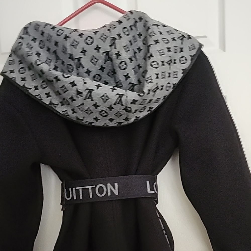 Louis Vuitton Black Coat with Gray Monogram - Picture 4 of 10
